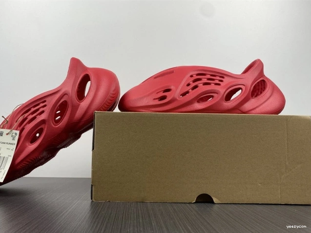 Adidas CW3355 Foam Yeezy Red 1014